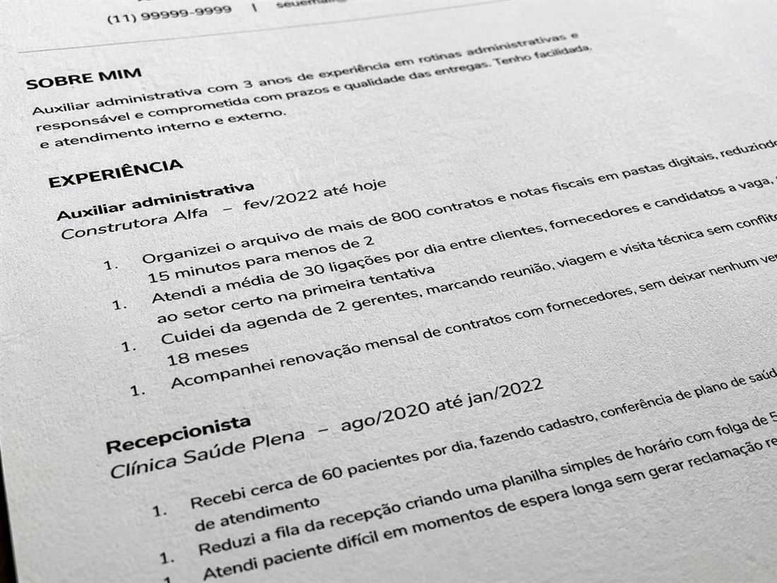 Detalhe de currículo profissional reescrito com foco em resultados